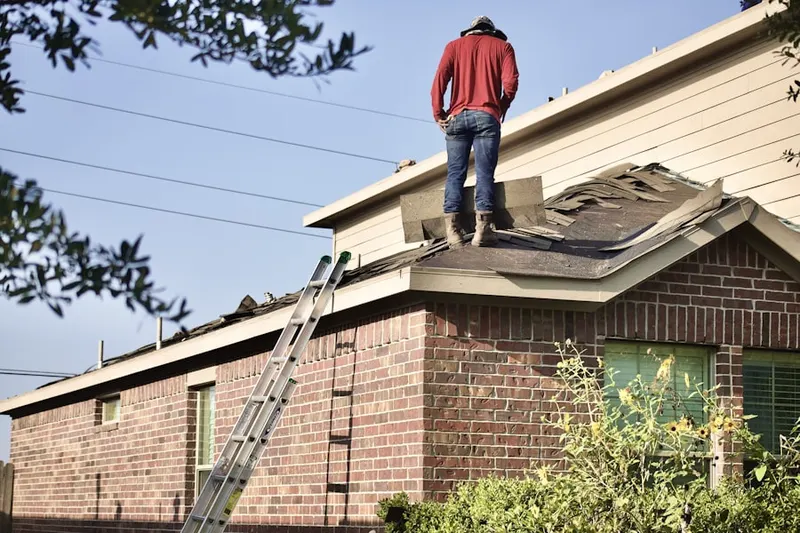 Professional roofer working on a residential roof in Philadelphia Woods